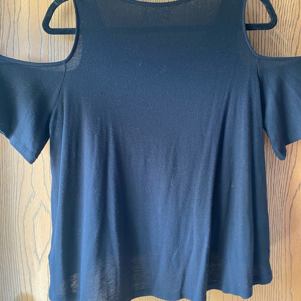 Mudd cut off shoulder shirt